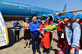 Hơn 1.000 người lao động tiêu biểu về quê đón Tết trên chuyến bay của Vietnam Airlines